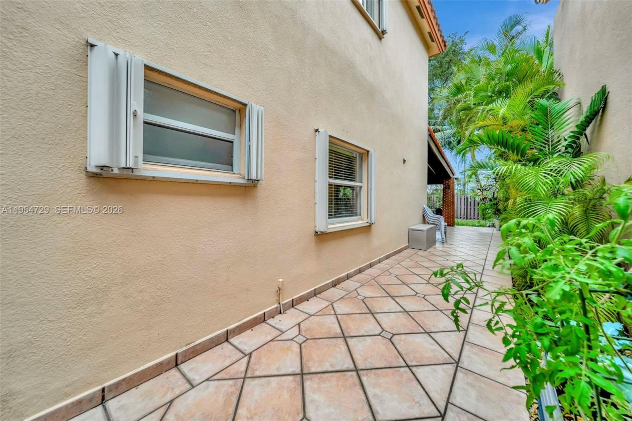 10880 NW 58th Ter, Doral, FL 33178 Photo