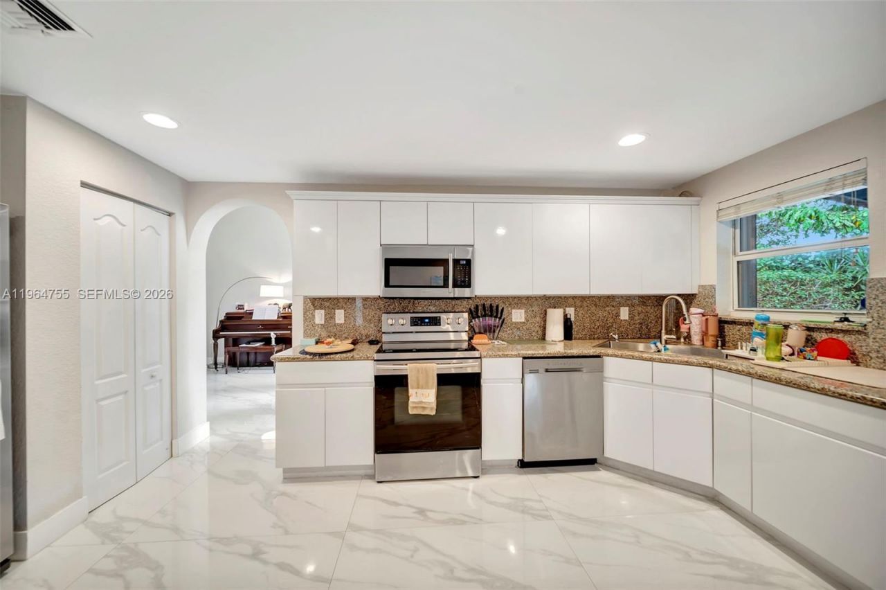 10880 NW 58th Ter, Doral, FL 33178 Photo