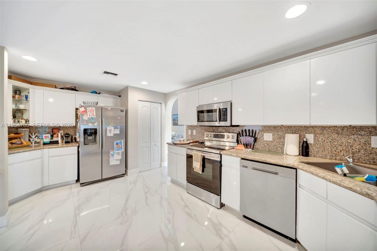 10880 NW 58th Ter, Doral, FL 33178 Photo