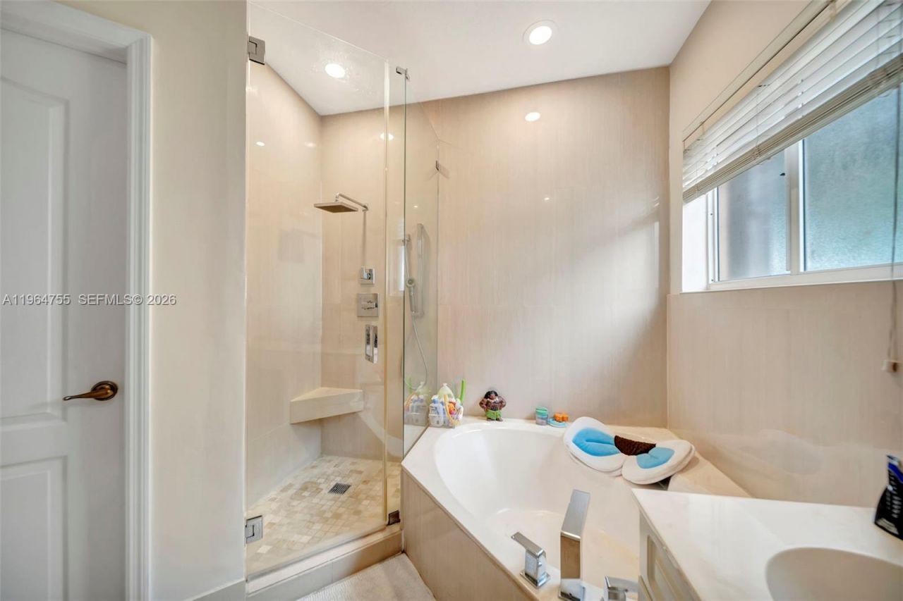 10880 NW 58th Ter, Doral, FL 33178 Photo