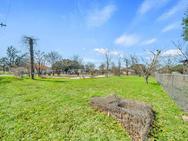 693 S Caldwell ST, Giddings, TX 78942