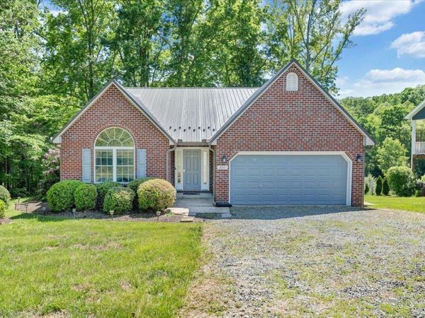 200 Inlet DR, Wirtz, VA 24184