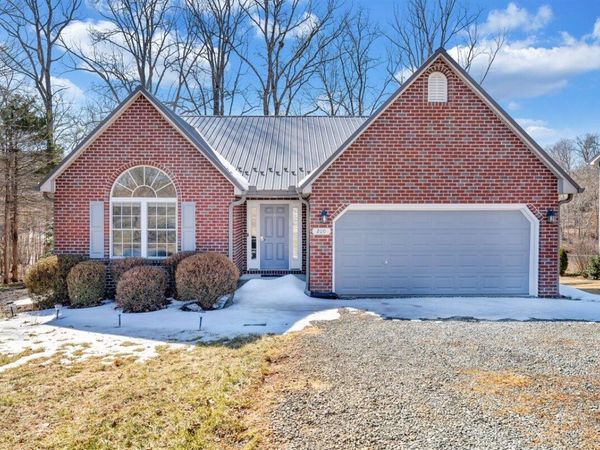 200 Inlet DR, Wirtz, VA 24184