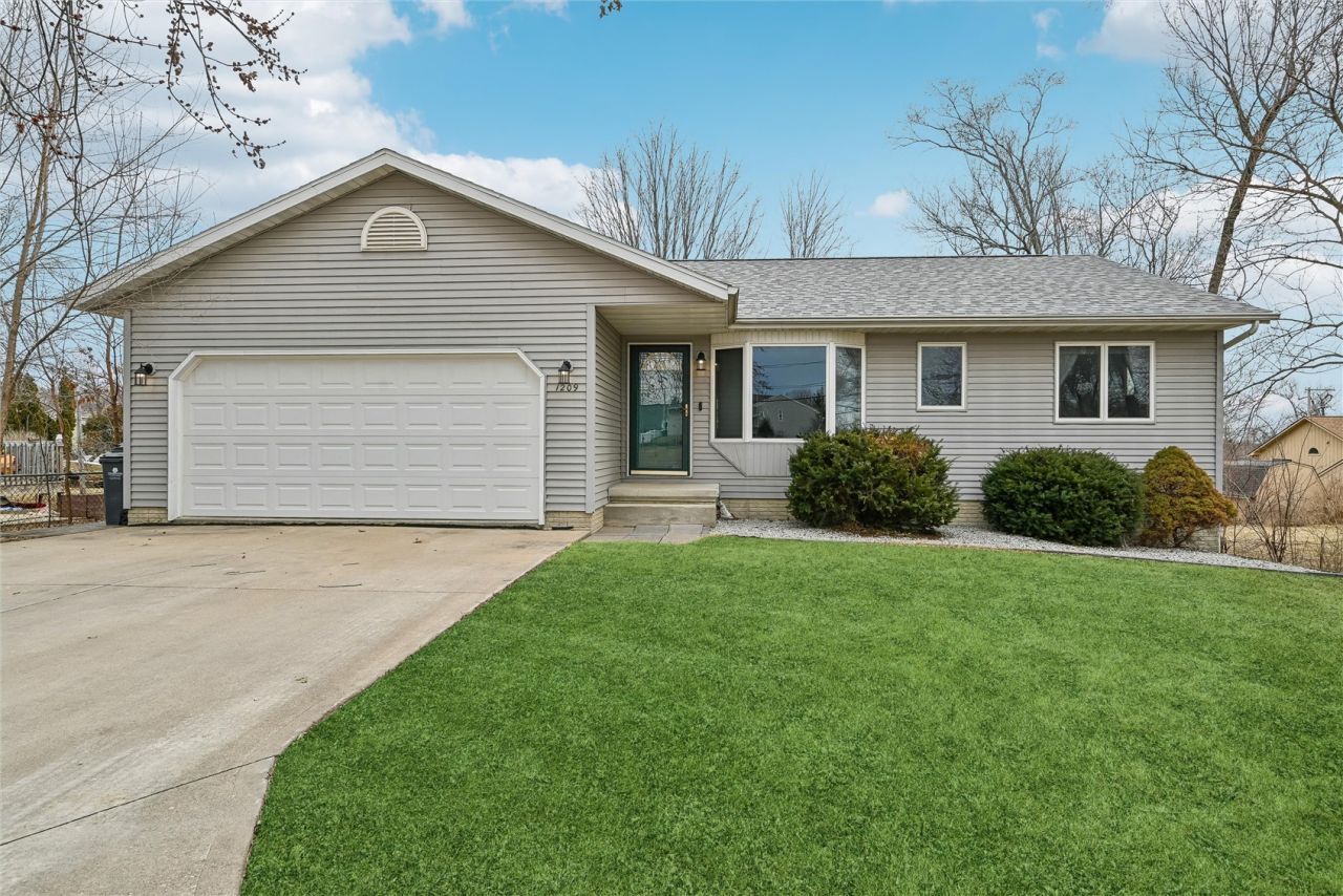 1209 39th Street Road, Cedar Rapids, IA 52405 Main Photo