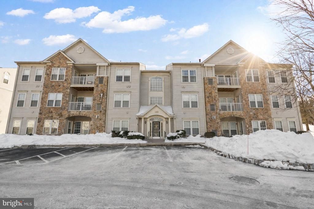 100 Fiddleleaf Lane, Unit 301, Warrington, PA 18976 Main Photo