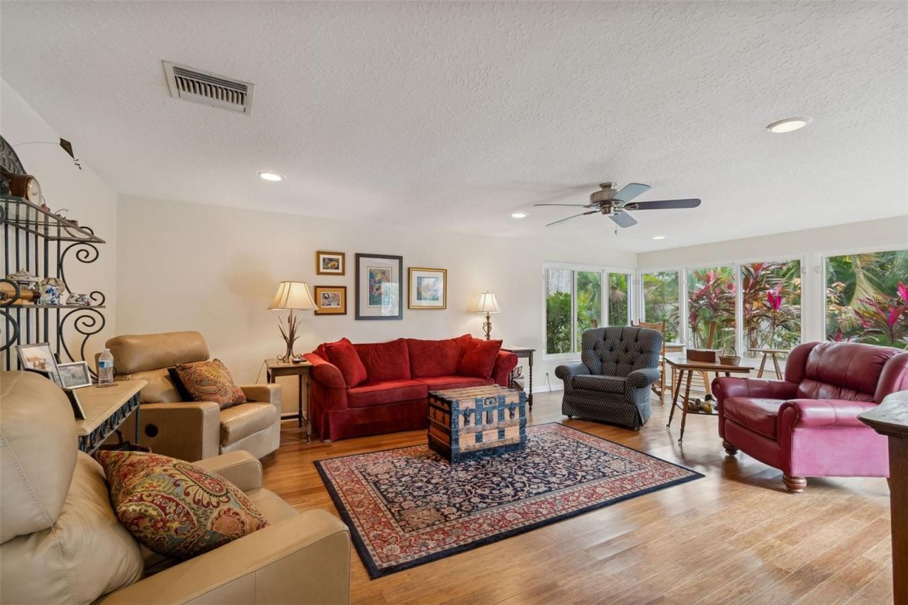 2268 Indian Avenue N, Belleair Bluffs, FL 33770 Photo