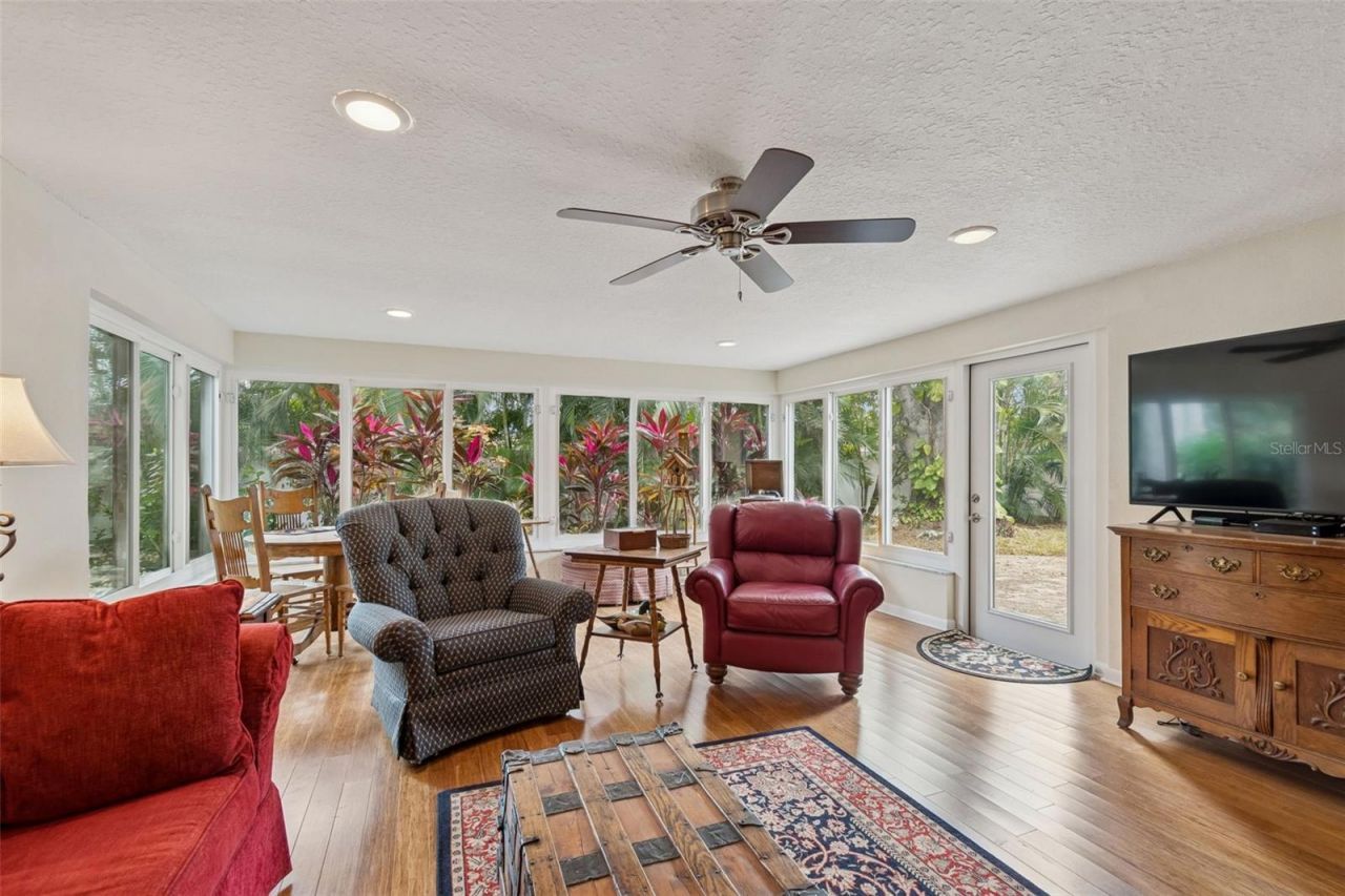 2268 Indian Avenue N, Belleair Bluffs, FL 33770 Photo