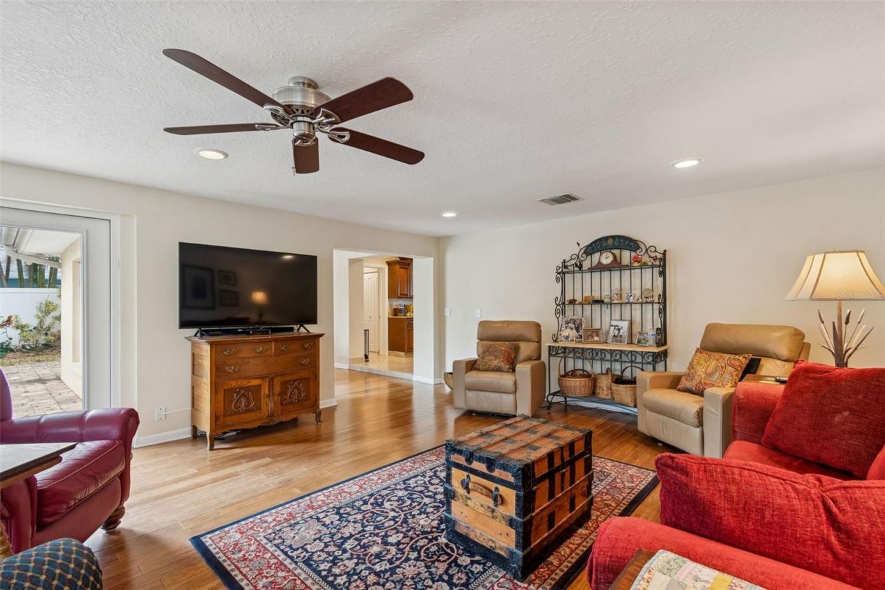 2268 Indian Avenue N, Belleair Bluffs, FL 33770 Photo