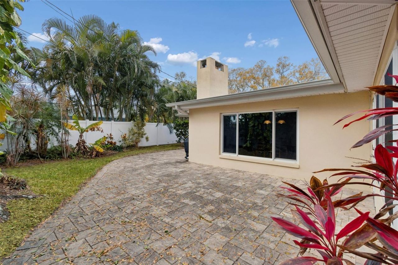 2268 Indian Avenue N, Belleair Bluffs, FL 33770 Photo