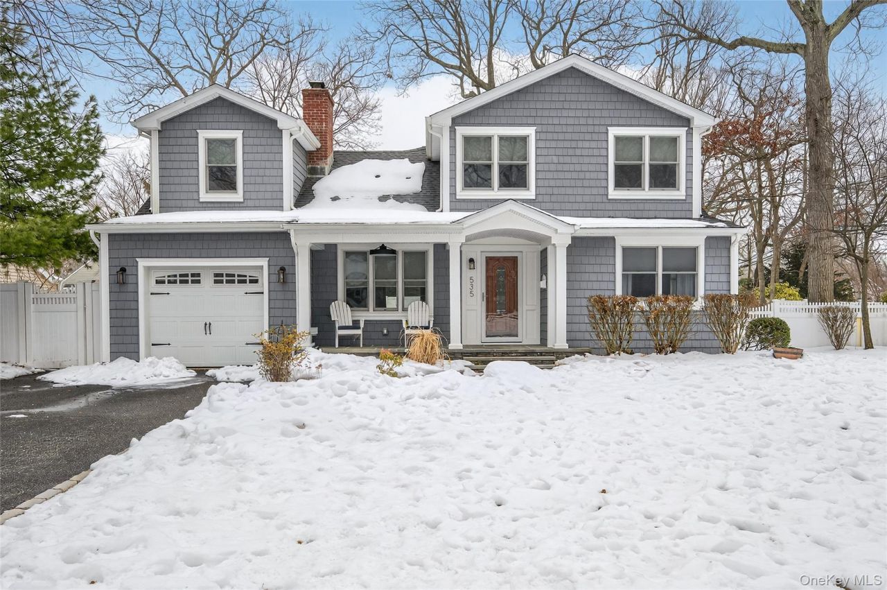 535 Brooklyn Boulevard, Brightwaters, NY 11718 Main Photo