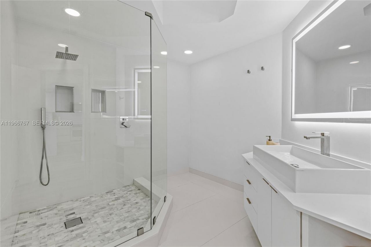10 Venetian Way, Unit 501, Miami Beach, FL 33139 Photo