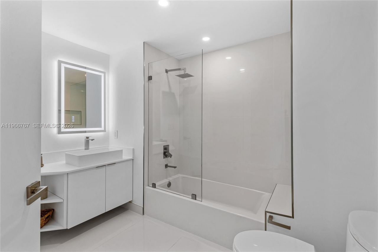 10 Venetian Way, Unit 501, Miami Beach, FL 33139 Photo