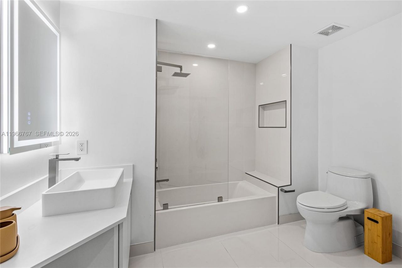 10 Venetian Way, Unit 501, Miami Beach, FL 33139 Photo