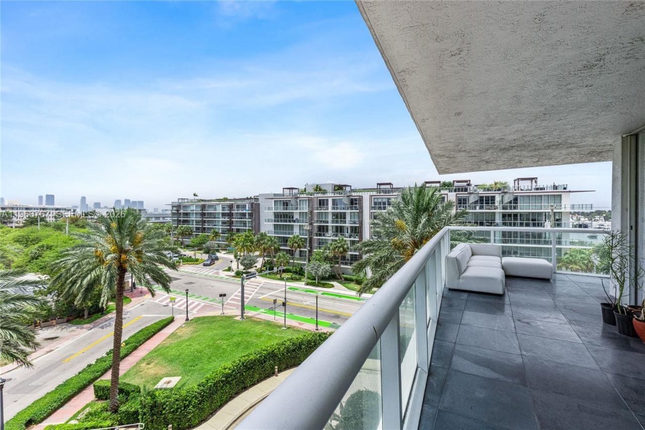 10 Venetian Way, Unit 501, Miami Beach, FL 33139 Photo