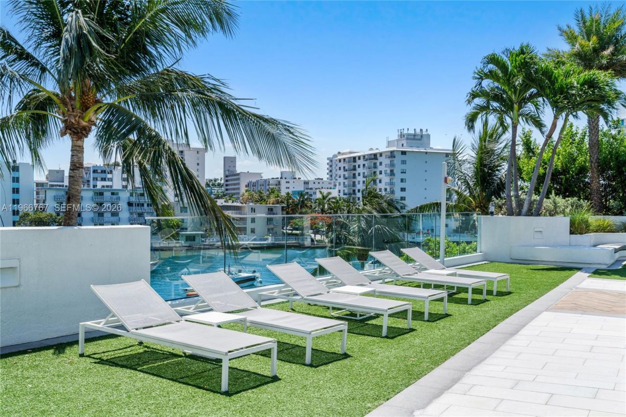 10 Venetian Way, Unit 501, Miami Beach, FL 33139 Photo