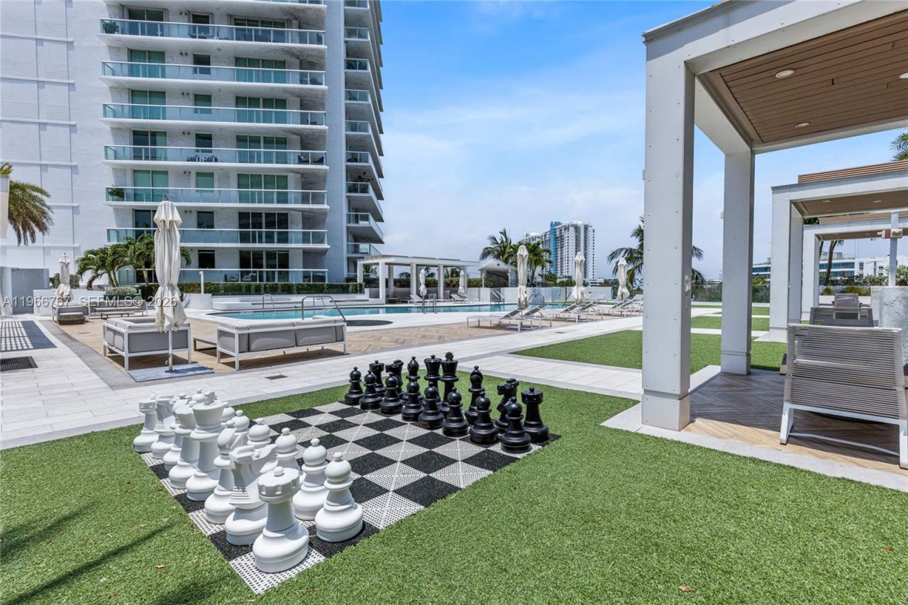10 Venetian Way, Unit 501, Miami Beach, FL 33139 Photo