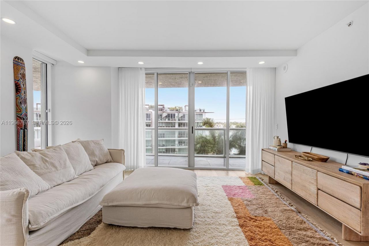 10 Venetian Way, Unit 501, Miami Beach, FL 33139 Photo