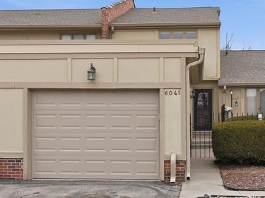 6041 Oak Hills Drive, Omaha, NE 68137