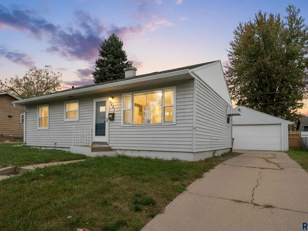 2401 E 18th St, Sioux Falls, SD 57103