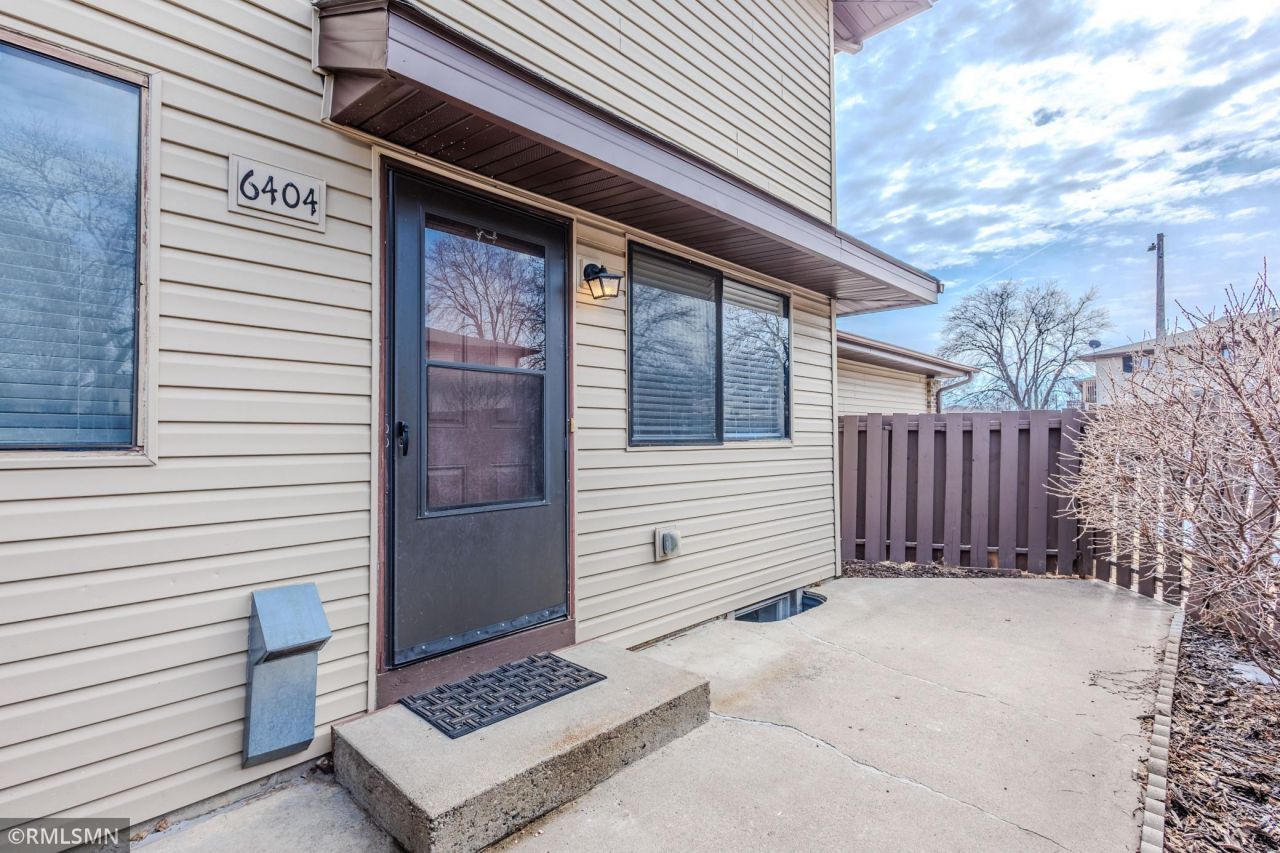 6404 84th Court N, Brooklyn Park, MN 55445 Main Photo