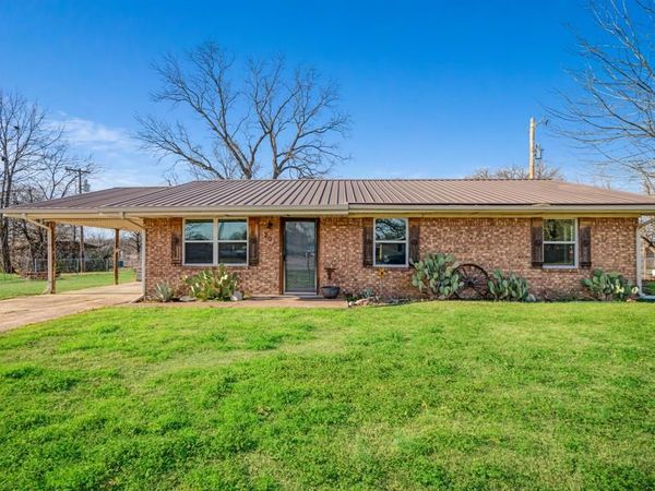 202 Circle Drive, Bogata, TX 75417