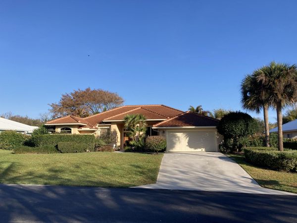 8437 SE Woodcrest Place, Hobe Sound, FL 33455