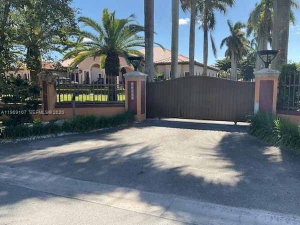 12500 SW 43rd St, Unit R1, Miami, FL 33175