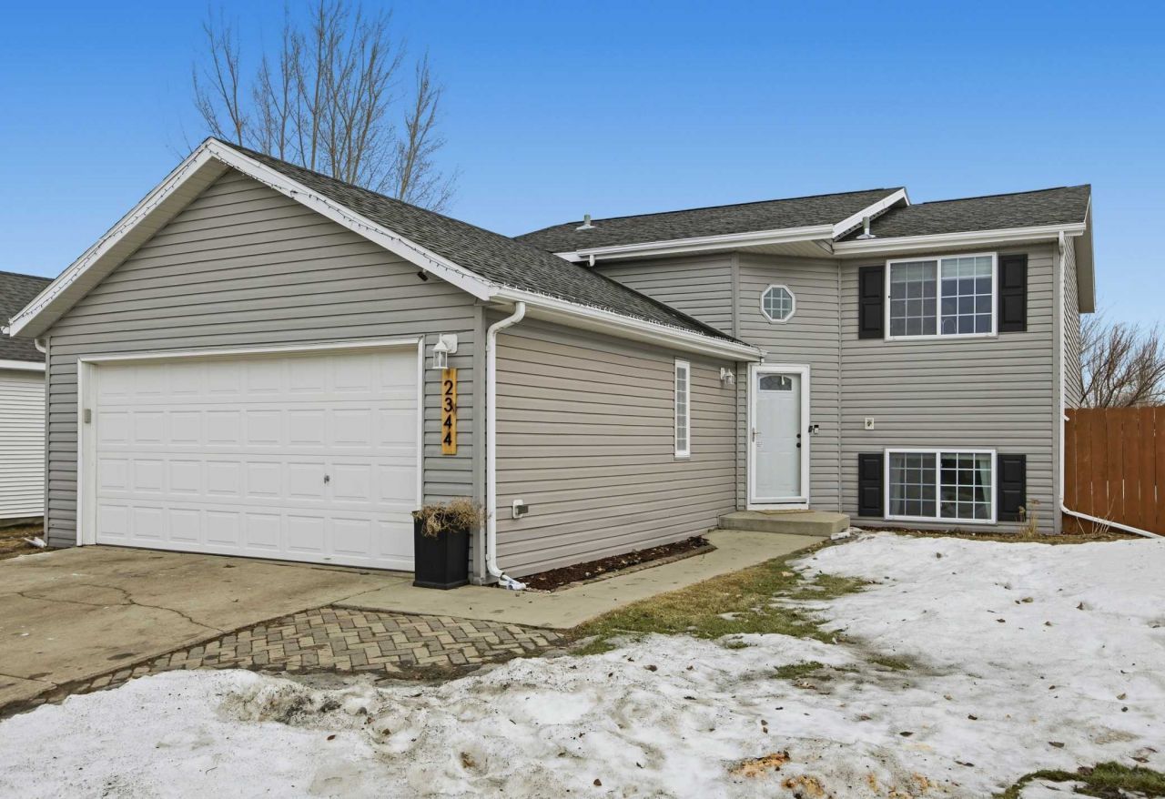 2344 59th Avenue S, Fargo, ND 58104 Main Photo