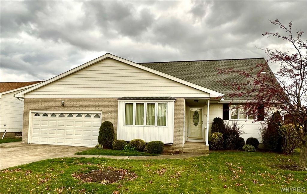 73 Fairoaks Lane, Cheektowaga, NY 14227 Main Photo