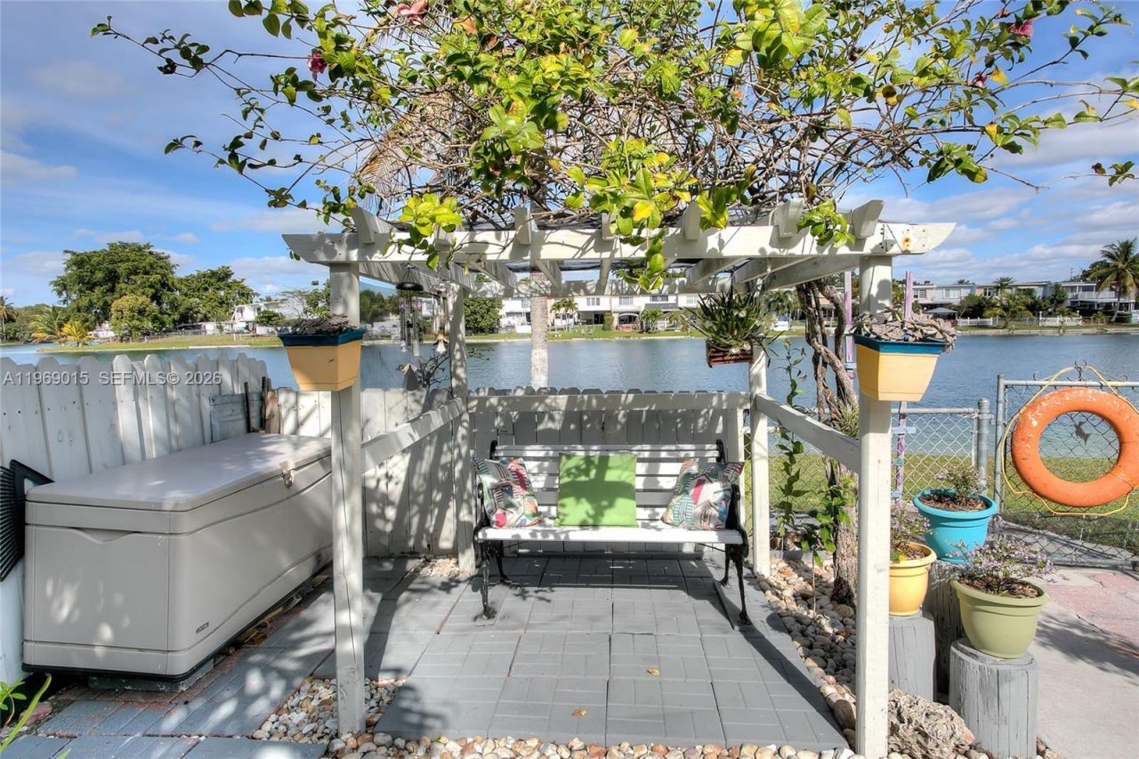 1675 W 72nd St, Hialeah, FL 33014 Photo