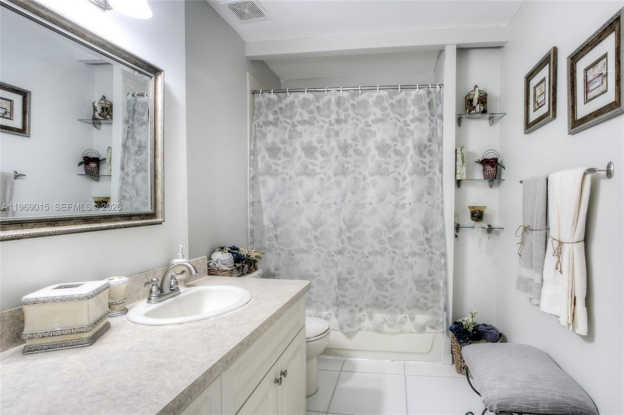 1675 W 72nd St, Hialeah, FL 33014 Photo