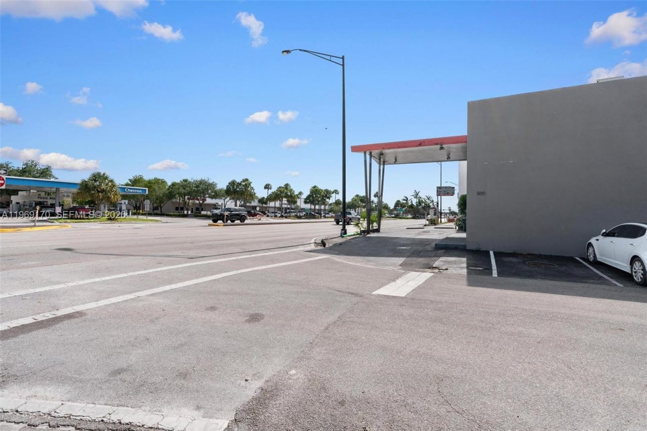 1500 E Commercial Blvd , Oakland Park, FL 33334 Photo