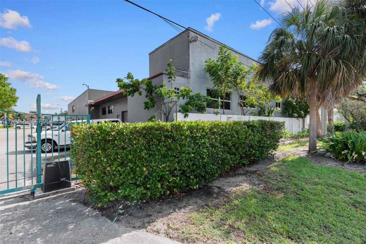 1500 E Commercial Blvd , Oakland Park, FL 33334 Photo