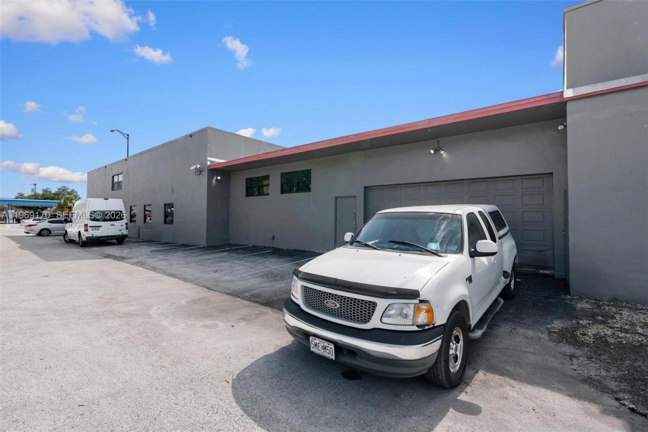 1500 E Commercial Blvd , Oakland Park, FL 33334 Photo