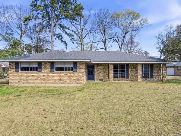 9693 Charlotte Armstrong Dr, St Francisville, LA 70775