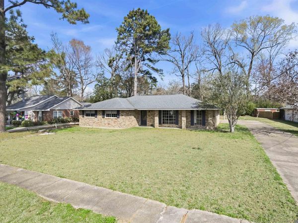 9693 Charlotte Armstrong Dr, St Francisville, LA 70775