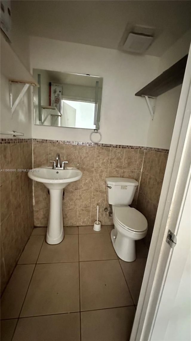 9325 W Okeechobee Rd, Unit 8, Hialeah Gardens, FL 33016 Photo