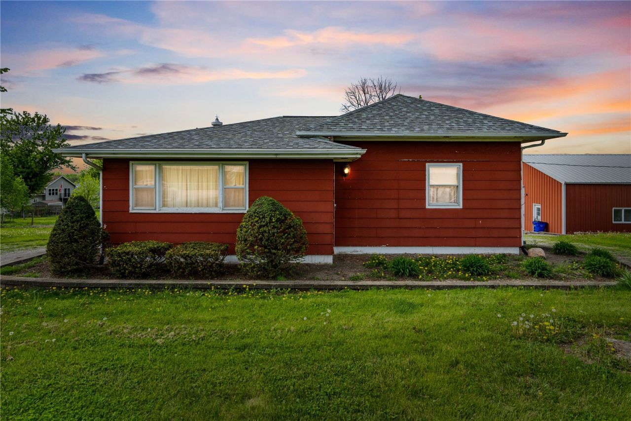 1895 33rd Avenue Sw, Cedar Rapids, IA 52404 Main Photo