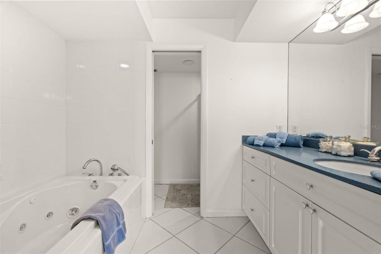 5880 Midnight Pass Road, Unit 605, Sarasota, FL 34242 Photo