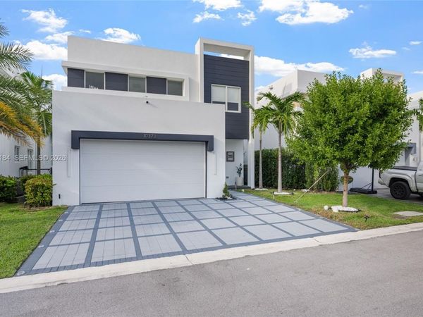 10373 NW 68th Ter, Doral, FL 33178