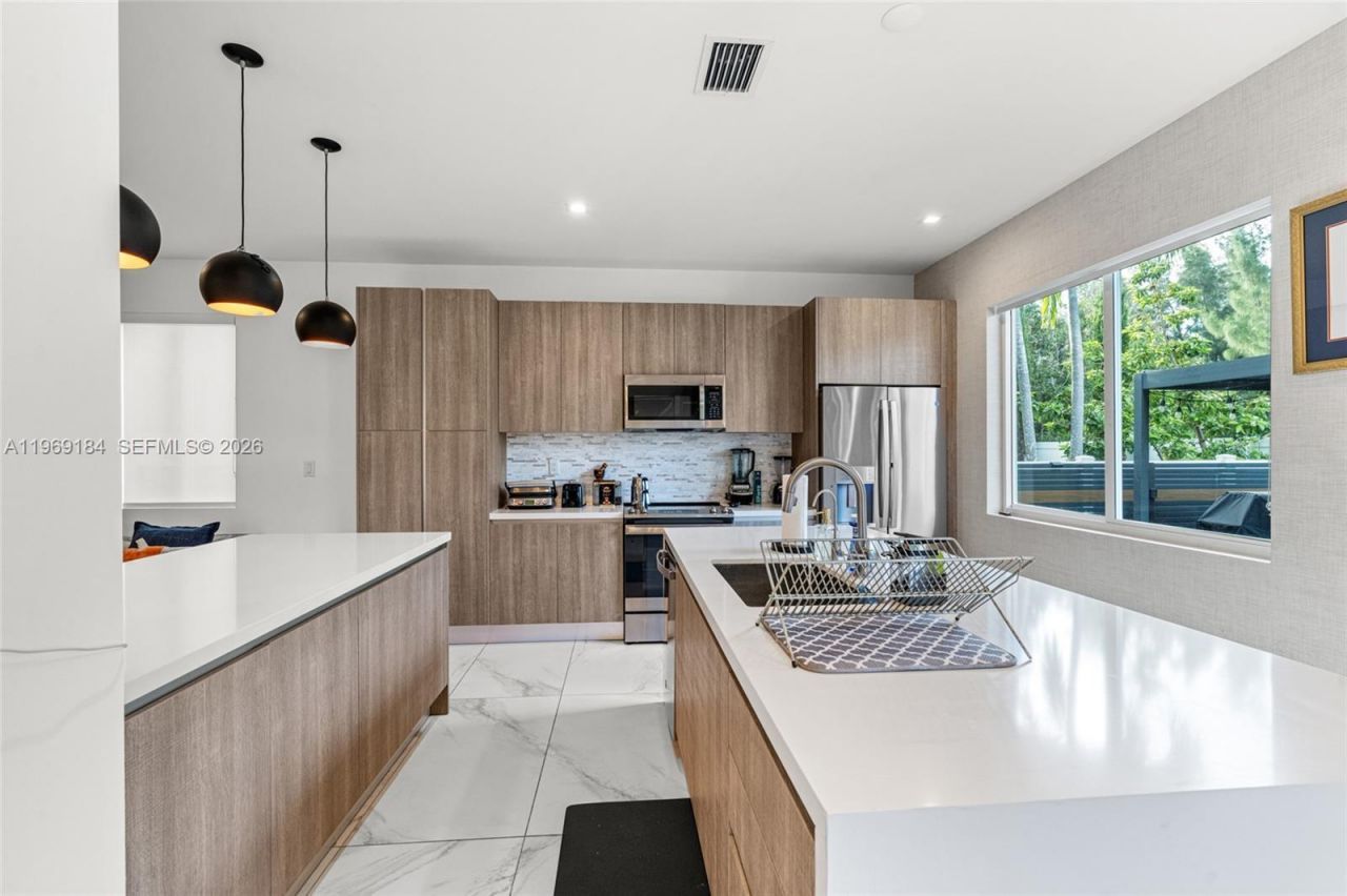 10373 NW 68th Ter, Doral, FL 33178 Photo