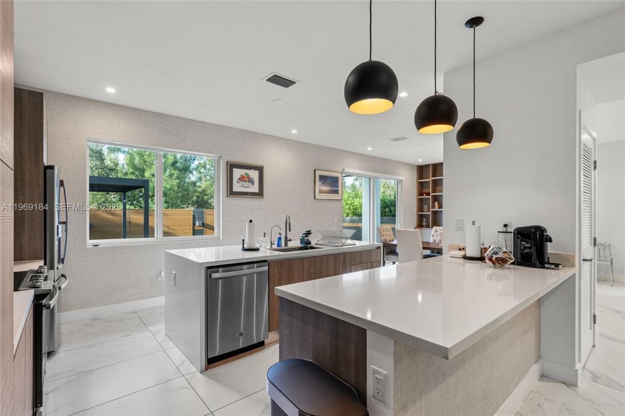 10373 NW 68th Ter, Doral, FL 33178 Photo