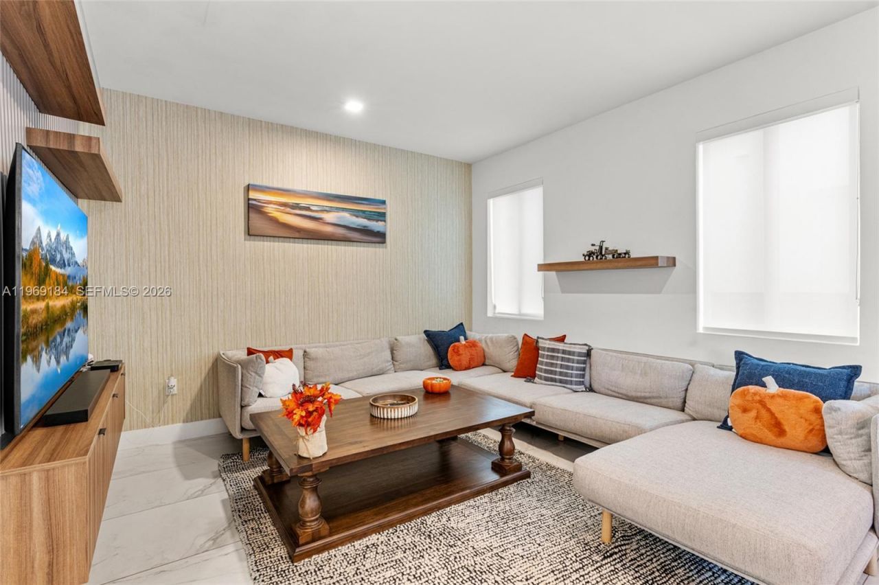 10373 NW 68th Ter, Doral, FL 33178 Photo