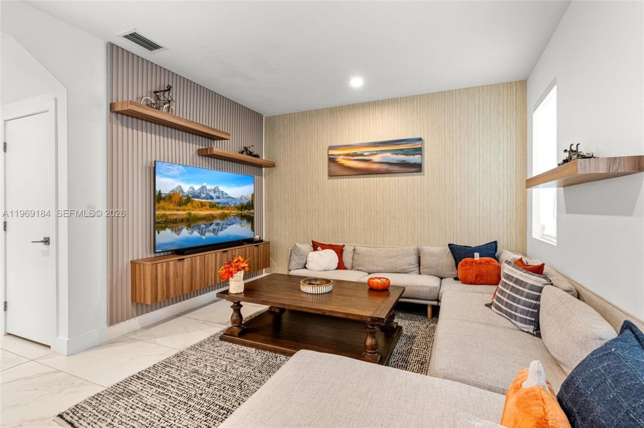 10373 NW 68th Ter, Doral, FL 33178 Photo