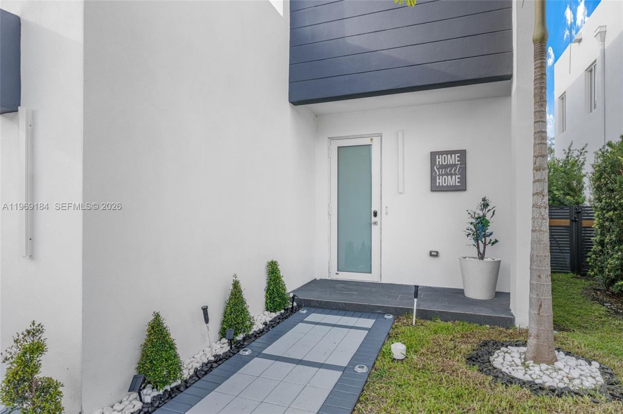 10373 NW 68th Ter, Doral, FL 33178 Photo