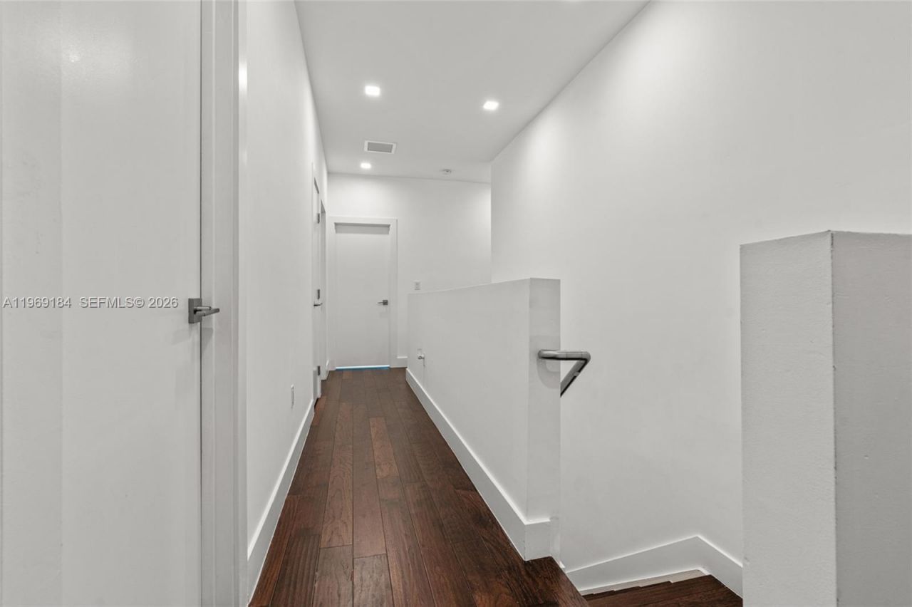 10373 NW 68th Ter, Doral, FL 33178 Photo