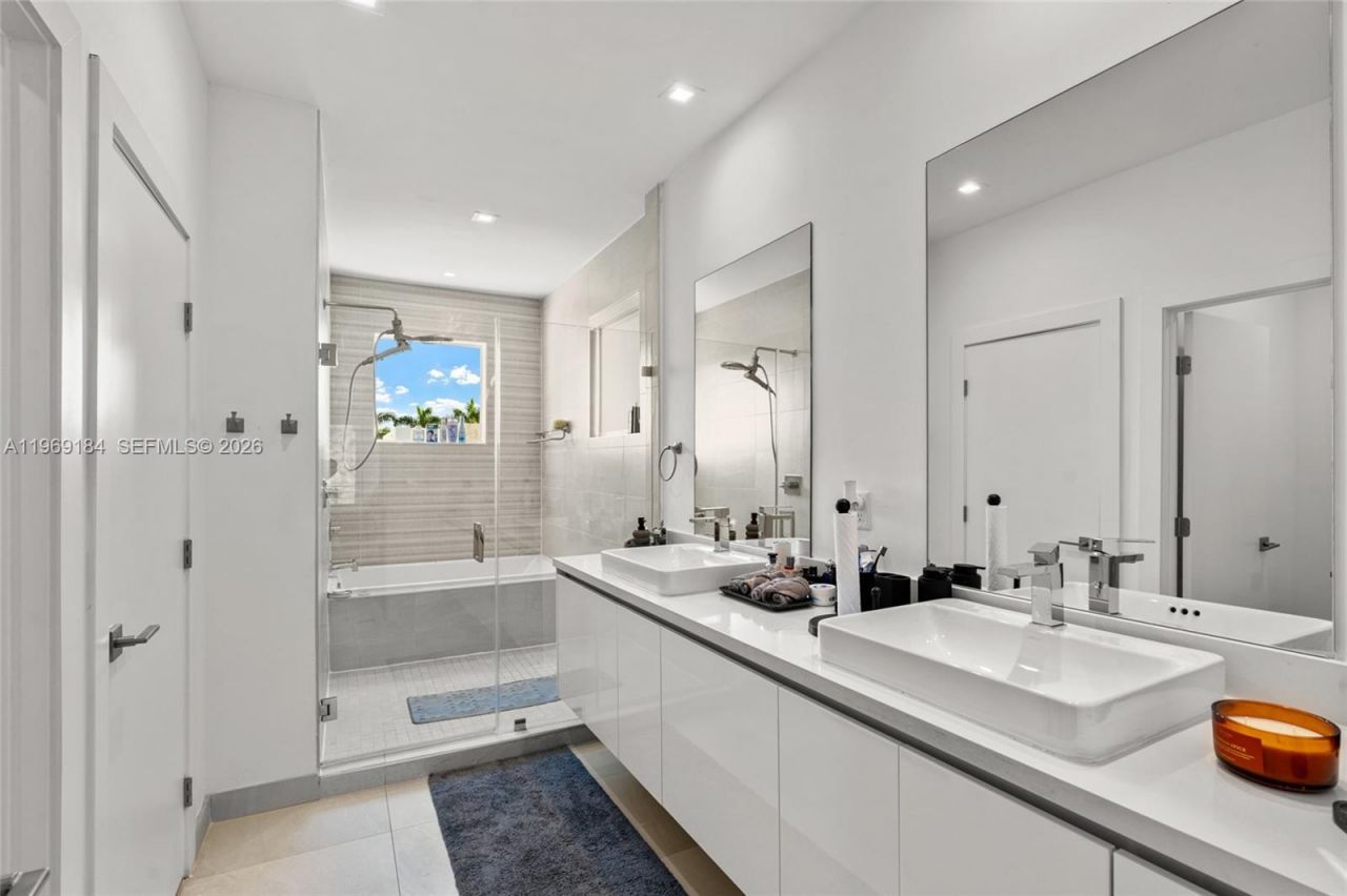 10373 NW 68th Ter, Doral, FL 33178 Photo