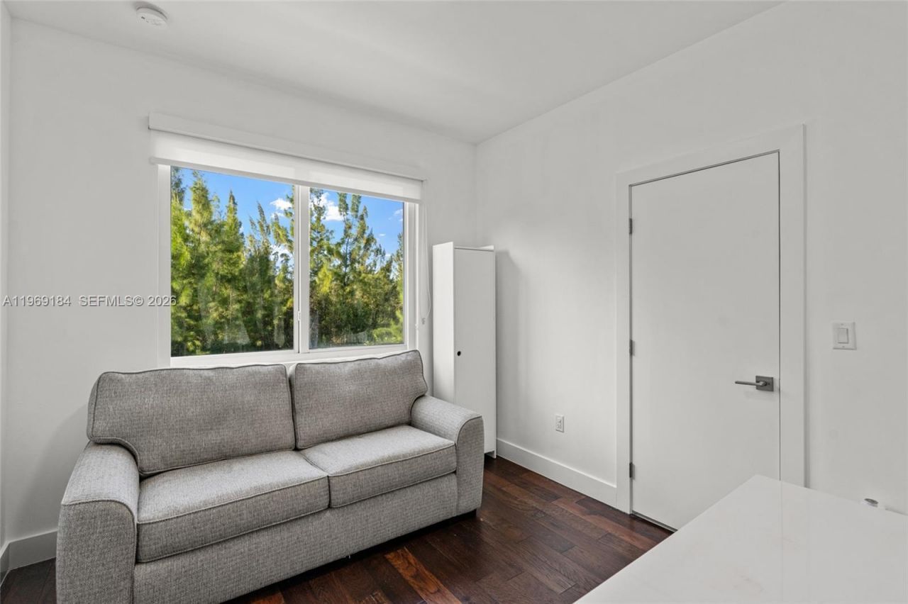 10373 NW 68th Ter, Doral, FL 33178 Photo