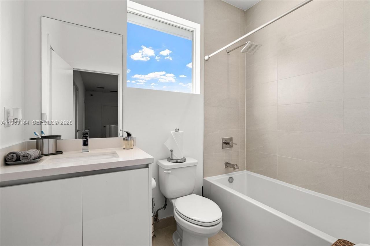 10373 NW 68th Ter, Doral, FL 33178 Photo