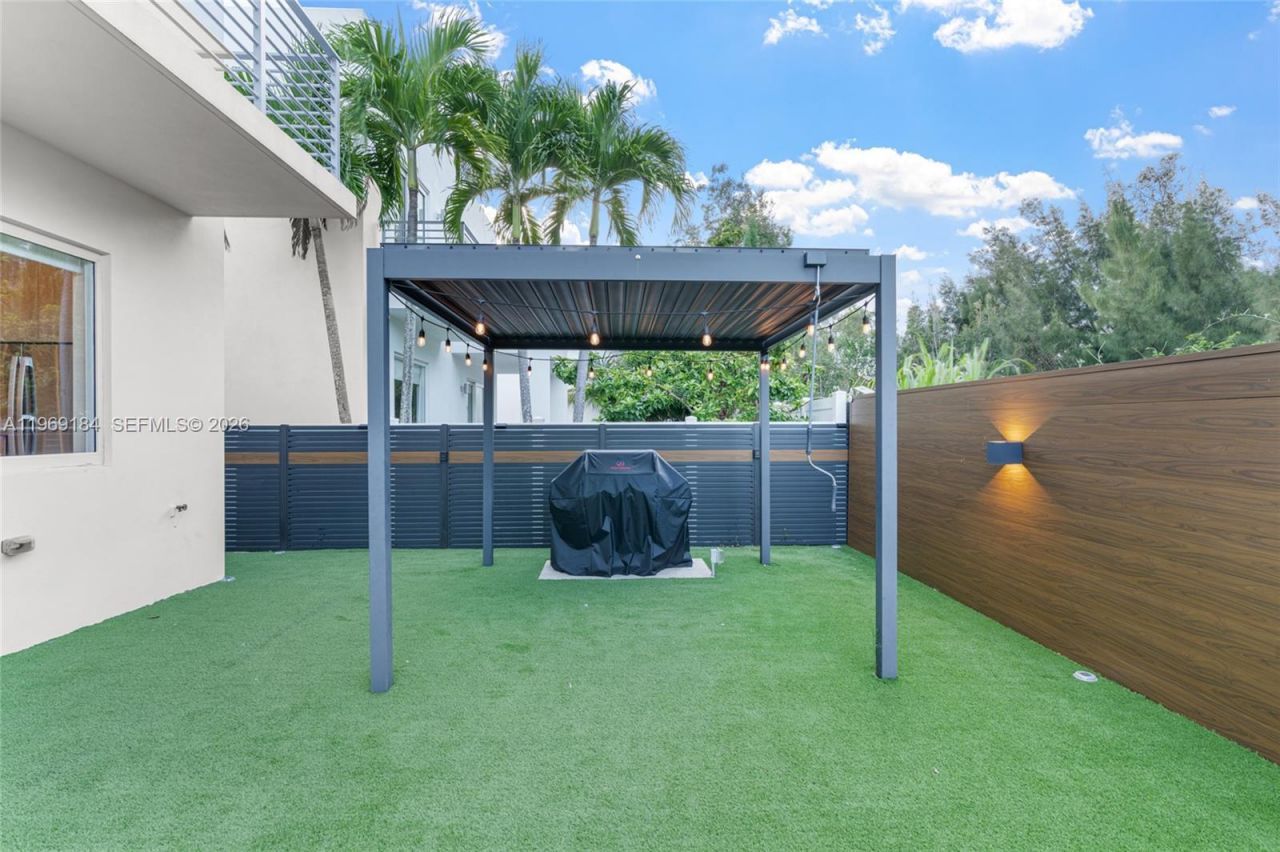 10373 NW 68th Ter, Doral, FL 33178 Photo